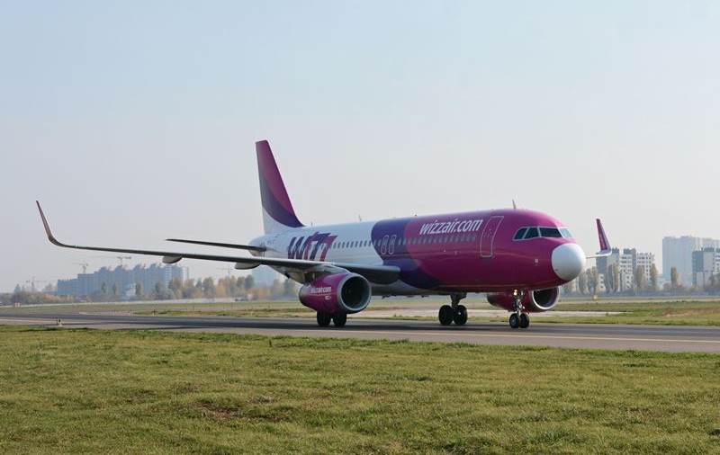 Explicațiile Wizz Air, după ce un avion cu turişti români care mergeau în Sardinia a aterizat de urgenţă la Roma