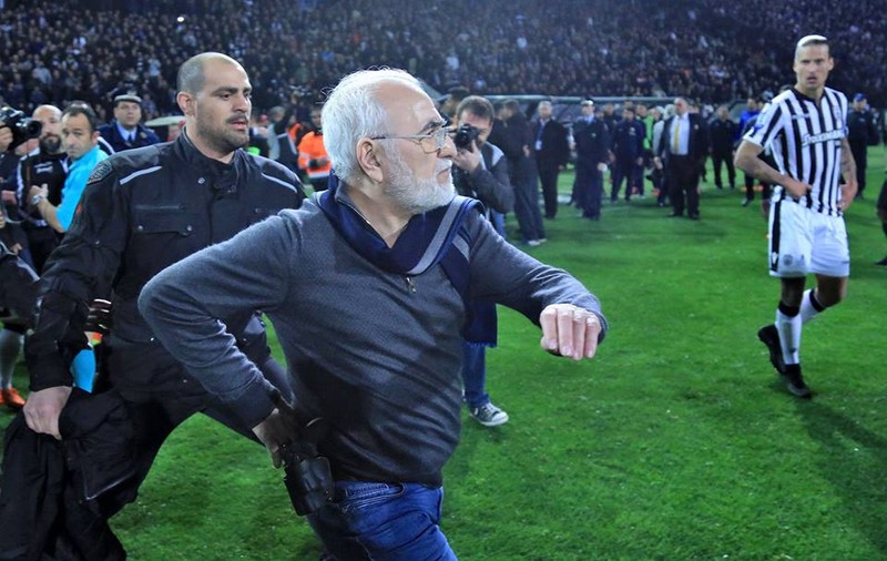 Noi dezvăluiri din infernul de la PAOK - AEK. Arbitrul i-a cerut îndurare lui Savvidis: ”Ai milă de mine, soția mea e însărcinată” | VIDEO