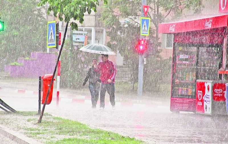 Românii înfruntă cu greu cea mai ploioasă lună din ultimii 20 de ani