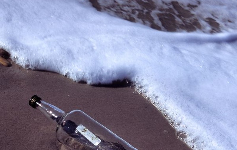 INEDIT! Mesaj vechi de 100 de ani, găsit într-o sticlă purtată de apele oceanului, intră în Cartea Recordurilor