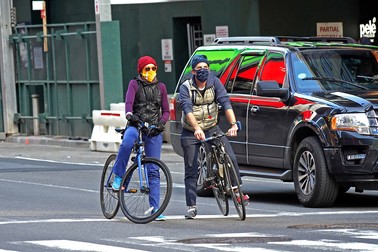 Oameni la plimbare cu bicicleta la New York City | Foto EPA