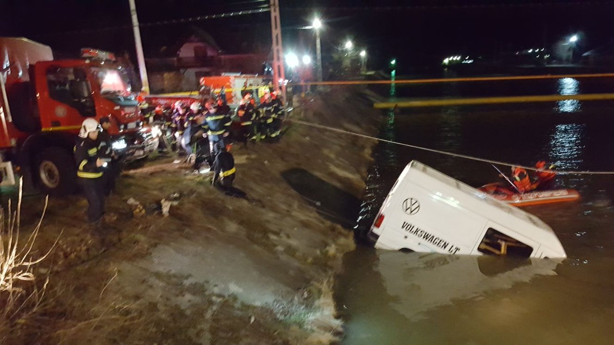 Momentul în care duba de marfă, de culoare albă, este scoasă din râul Bistrița