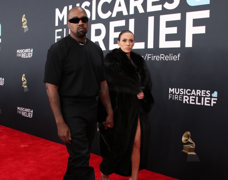 Unde au mers Kanye West și Bianca Censori după ce au fost dați afară de la Premiile Grammy 2025. Artistul, surprins în timp ce-și căra în spate iubita