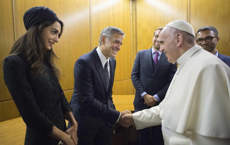 Papa Francisc a acordat medalii actorilor americani Richard Gere, George Clooney și Salma Hayek