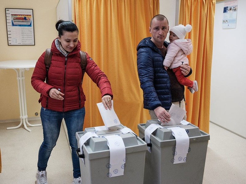 Primii votanți în Usingen, landul Hessen, unde trăiesc 67.450 de români. Foto: Cosmin Bumbuț