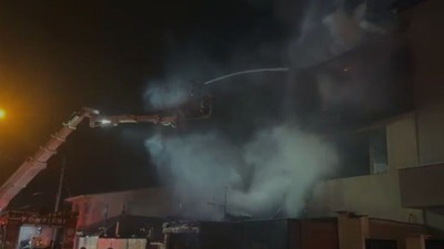 Incendiu în sectorul 5 din București: ard mai multe case, focul s-a extins pe 800 mp, a fost emis Ro-Alert