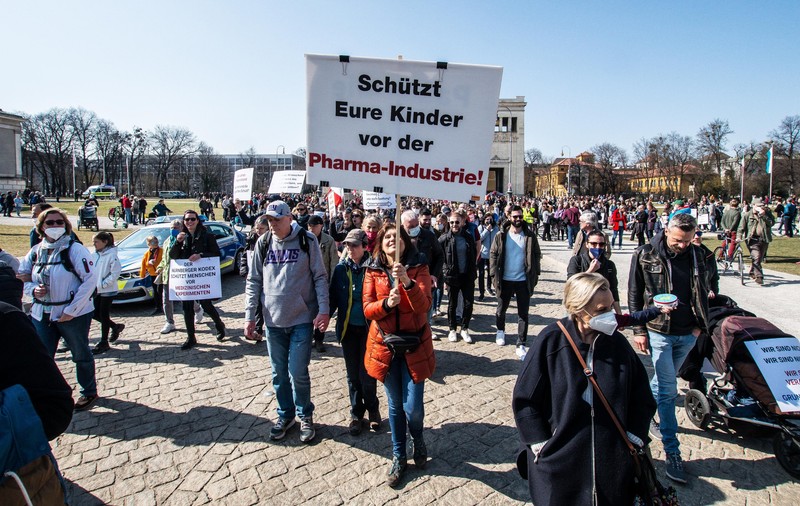 INTERVIU Cercetătoare a mișcării QAnon în Europa vede „lucruri care la finalul zilei de muncă te fac să vrei să-ți torni înălbitor în ochi”
