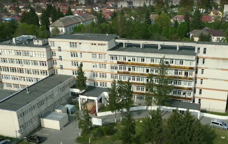 Patru persoane au ajuns la spital după un conflict în ședința Consiliului Făgăraș, acuză PNL. A intervenit și Poliția