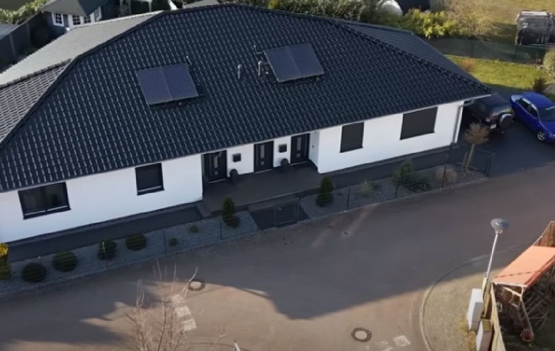 O familie cu 2 copii și bunicii riscă să rămână fără casa cu 3,19 metri mai lată: „Au decis că trebuie să demolăm” | VIDEO