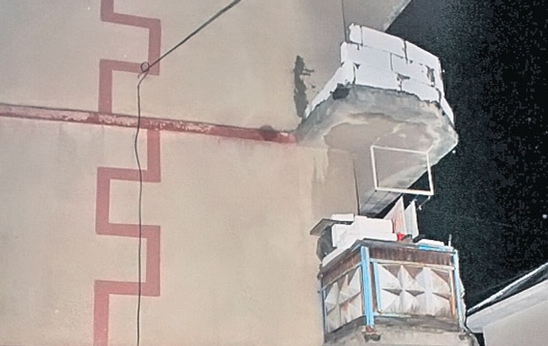 A căzut de la etaj cu tot cu balcon