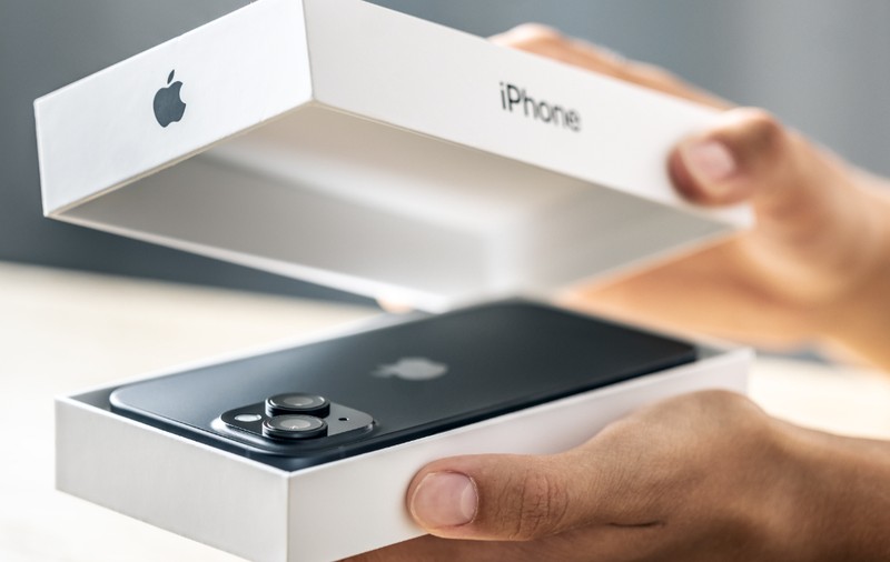 Un român angajat de 8 zile într-un depozit din Germania a furat electronice Apple și Samsung de 160.000 de euro