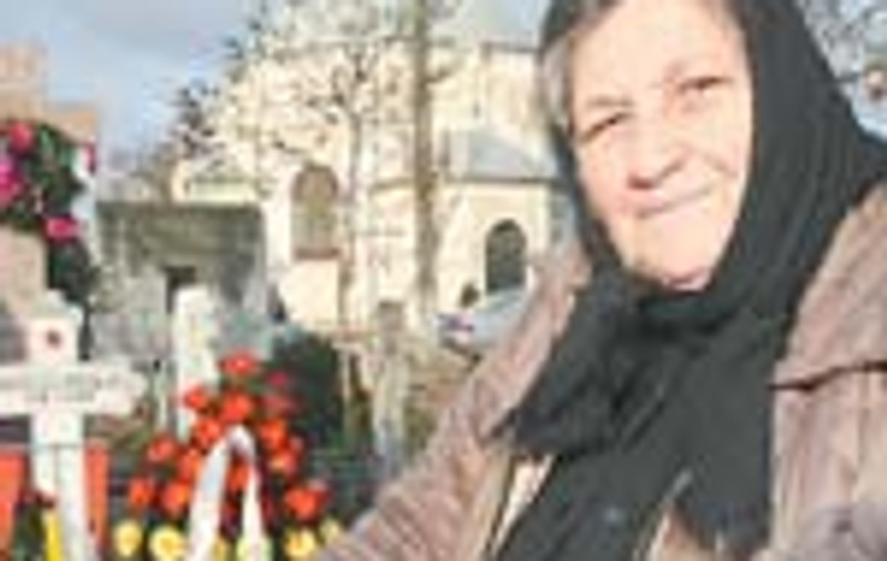 Lumanari si flori la mormantul lui Ceausescu