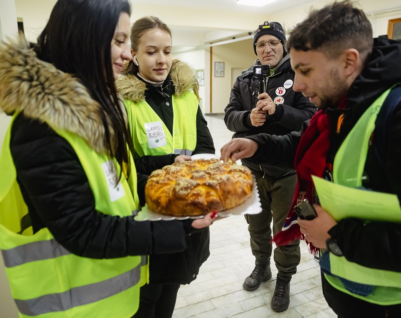 Cum protestează studenții sârbi prin marș și de ce strigă numele Laurei Kovesi