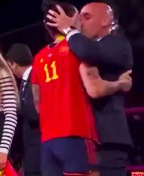Après son geste très polémique lorsqu'il embrasse sur la bouche la joueuse de football espagnole Jennifer Hermoso lors de la remise des prix lors de la finale de la coupe de la coupe du monde de football féminine entre l'Epsagne et l'Angleterre ( à 1 mètre de la reine Letizia d'Espagne et de sa fille la princesse Sofia) , le président de la fédération espagnole de football Luis Rubiales a une nouvelle fois choqué dans une autre vidéo où on le voit se tenir les parties génitales en signe de victoire. © Capture TV via Bestimage After his highly controversial gesture when he kissed Spanish soccer player Jennifer Hermoso on the mouth during the awards ceremony in the Women's World Cup final between Spain and England (very closed from Queen Letizia of Spain and her daughter Princess Sofia), the president of the Spanish football federation Luis Rubiales has once again shocked in another video where he is seen holding his genitals in a sign of victory .