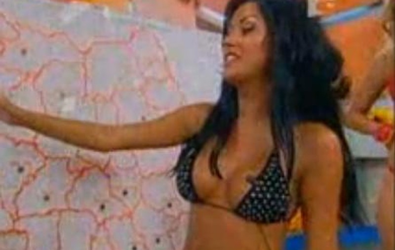 V-aţi trezit şi v-au îngheţat mâinile doar cât aţi privit pe geam? În loc de ceai cald, Cruduţa hot, aproape goală, diperată că şi-a pierdut "norişorii" | VIDEO