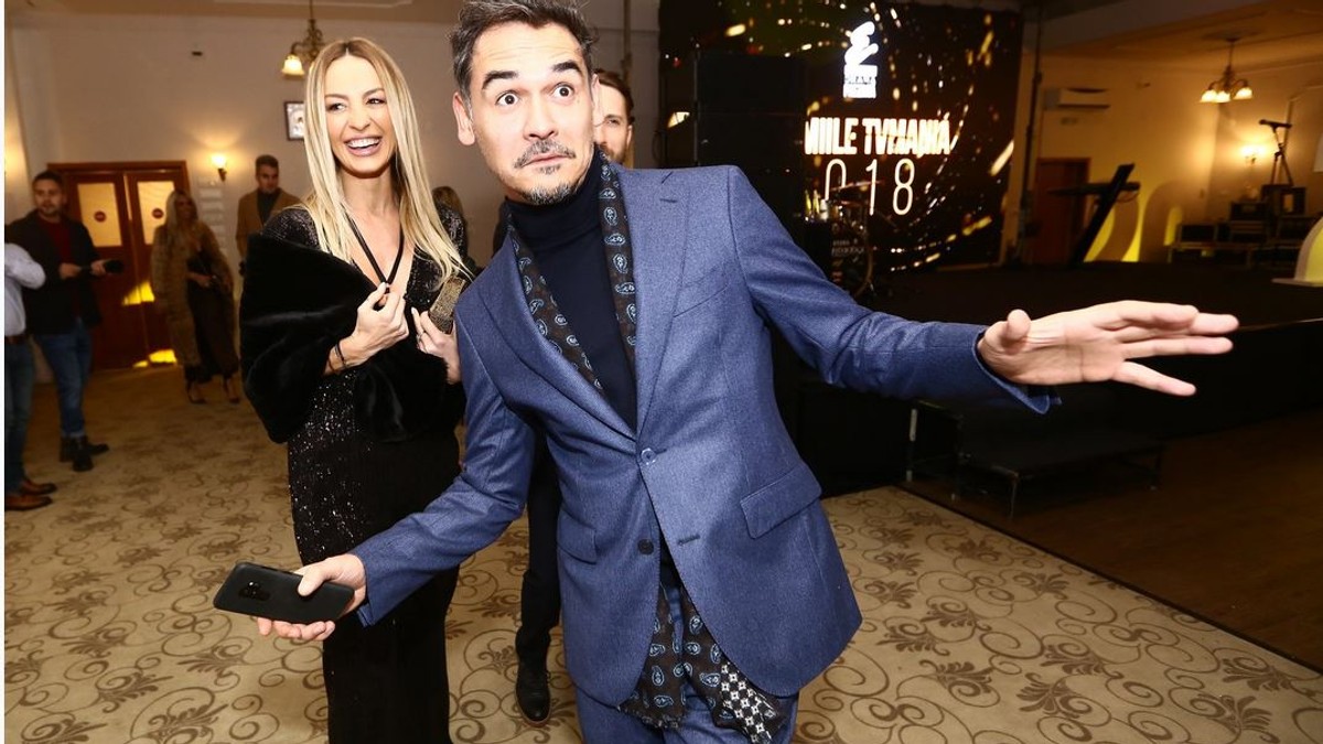 Premiile TV Mania 2018, decernate la Palatul Ghica. Trofeele de la Premiile TV Mania 2018. Echipa de la Neatza, Răzvan Simion, Dani Oțil și Flavia Mihășan