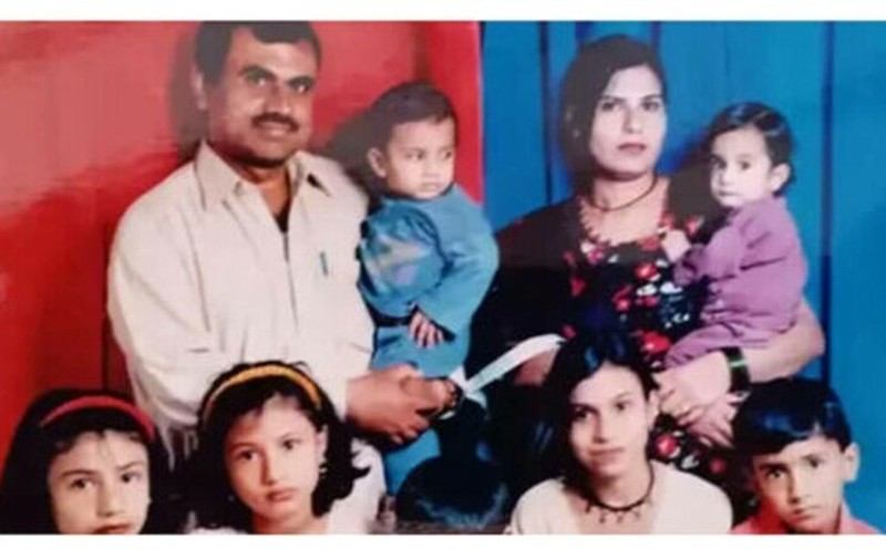 O familie din Pakistan formată din nouă membri își serbează ziua de naștere în aceeași zi