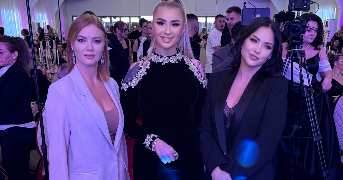 Anamaria Prodan și Izabela Alexa (dreapta)