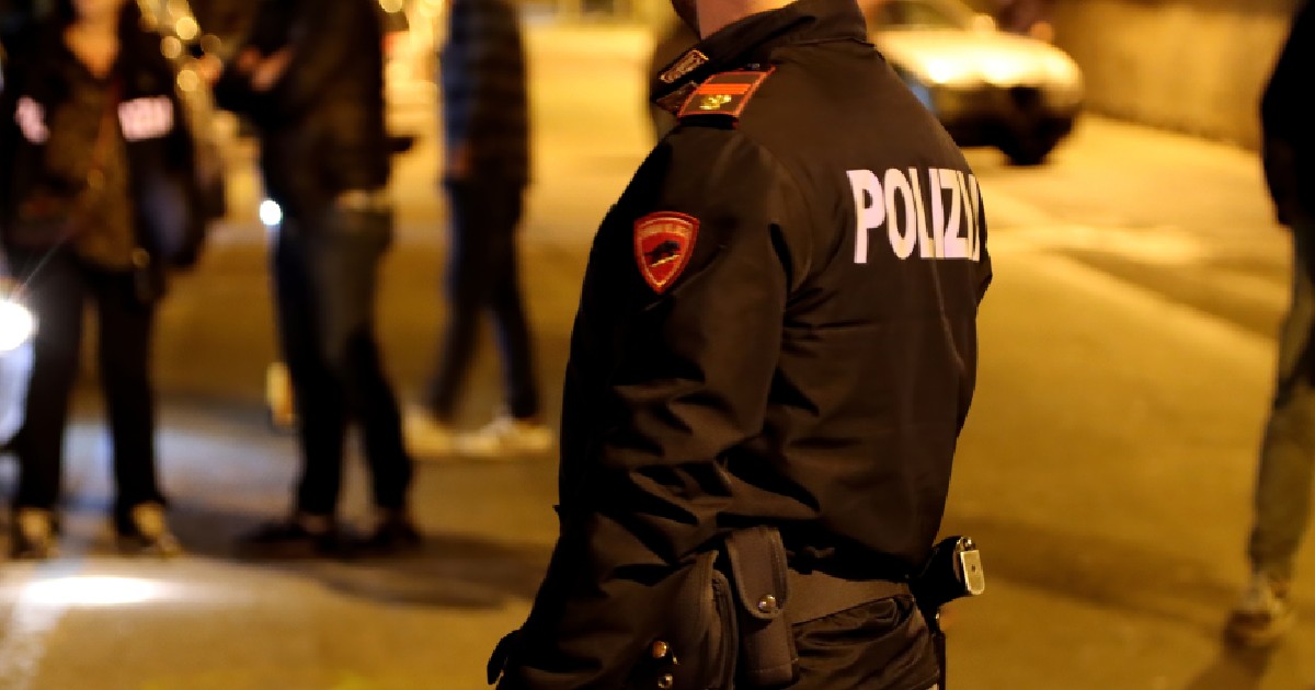 Un polițist din Italia în timpul unei investigații
