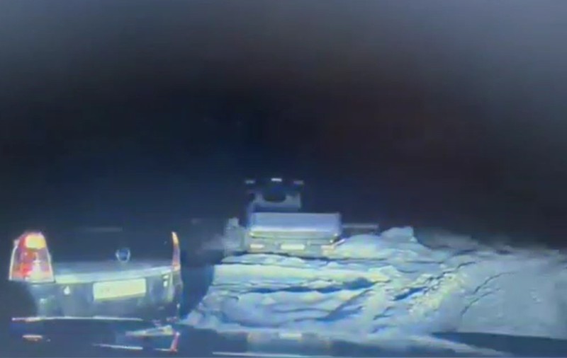 Șofer beat din Baia Mare, urmărit de polițiști pentru că nu a vrut să oprească. Maşina s-a împotmolit în zăpadă şi a fost nevoie de descarcerare