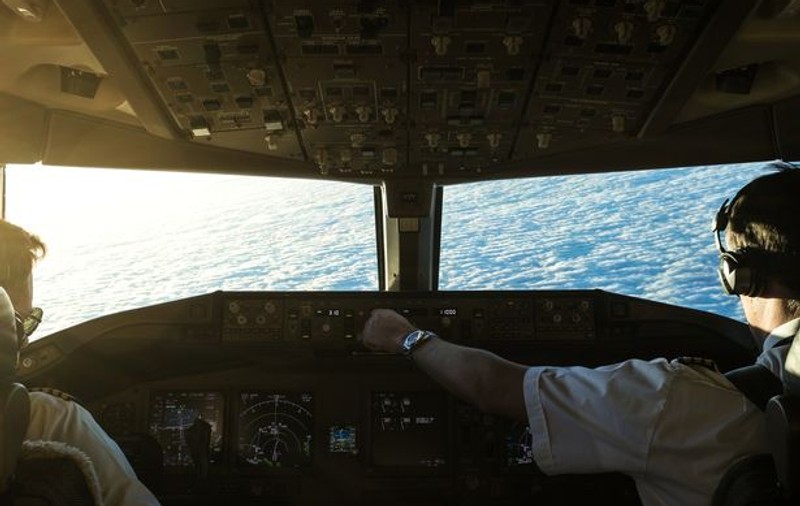 Pasagerii unui avion din New Jersey, șocați după ce un pilot și-a scos uniforma, în timpul zborului, și a plecat să doarmă