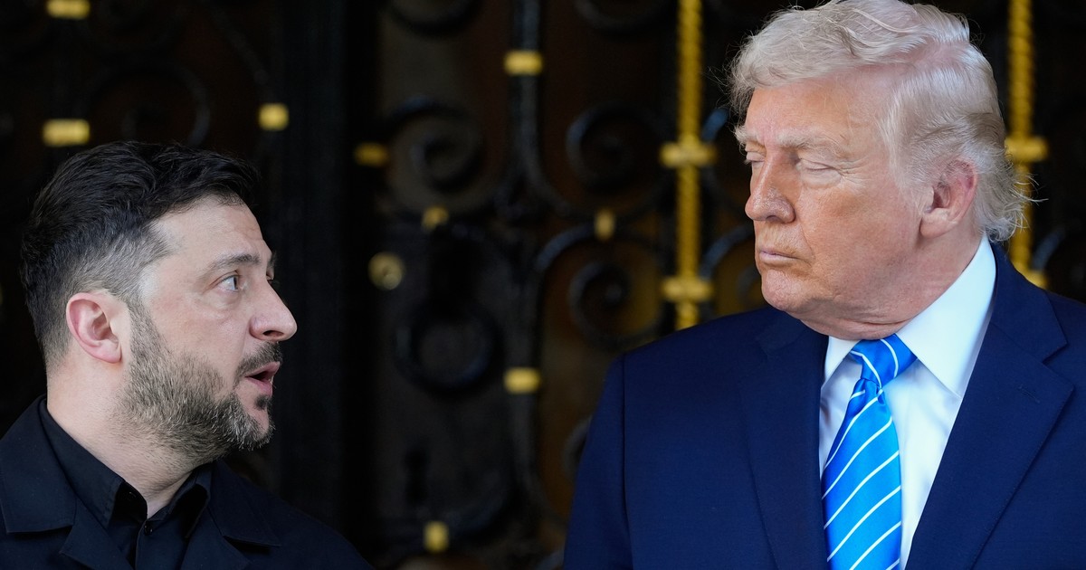 Donald Trump și Volodimir Zelenski se privesc înainte de întâlnirea de la Mar-a-Lago, pe 28 decembrie.