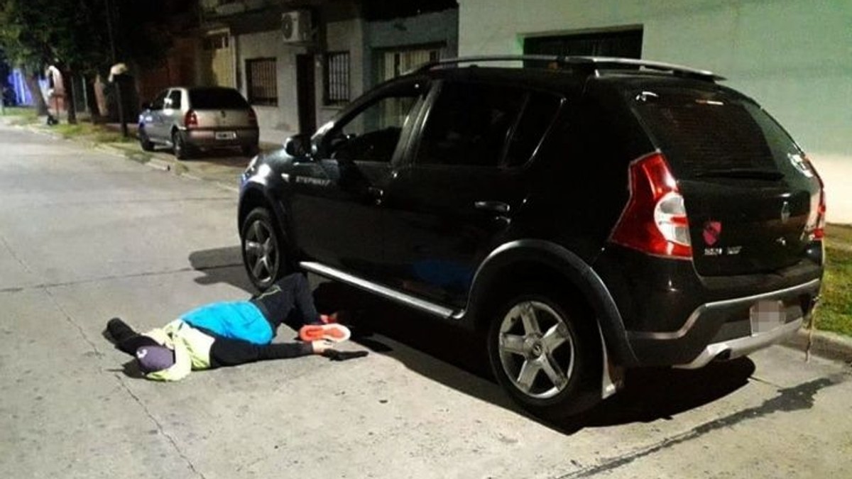 A atacat un taximetrist și a sfârșit tragic. Șoferul, jandarm în viața de zi cu zi, l-a împușcat mortal