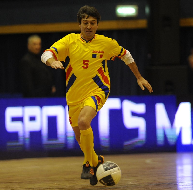 Partida de fotbal Generatia de Aur vs Steaua '86 s-a jucat, vineri 13 Ianuarie 2012, pentru Kassandra Rotariu, fetita adoptata de fostul international Iosif Rotariu care a trecut prin 29 de operatii din cauza unei boli a sistemului osos.