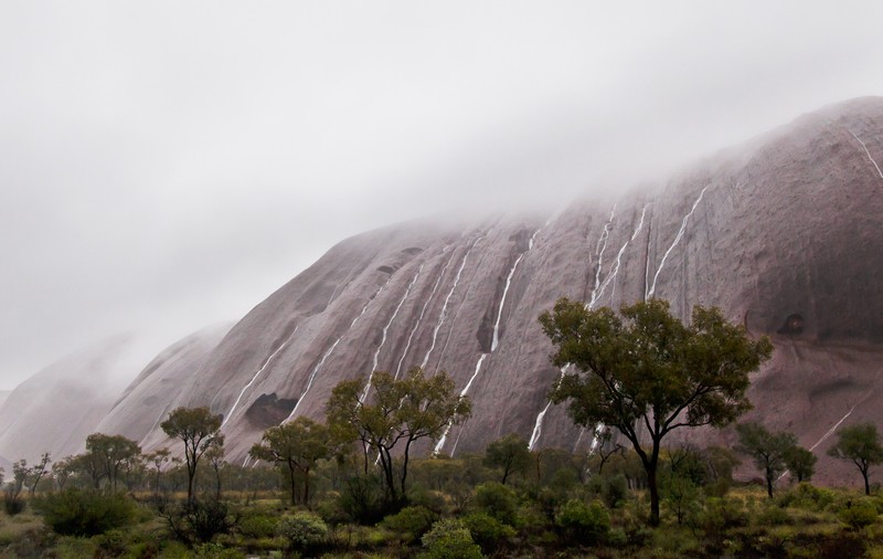 A plouat atât de mult în Australia încât s-au format cascade în mijlocul deșertului, pe muntele sacru Uluru