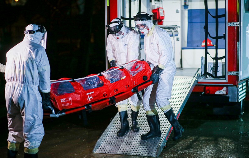 UPDATE. Un bărbat infectat cu COVID-19 a venit din Spania cu un avion, alături de 60 de pasageri. A avut simptome pe parcursul zborului