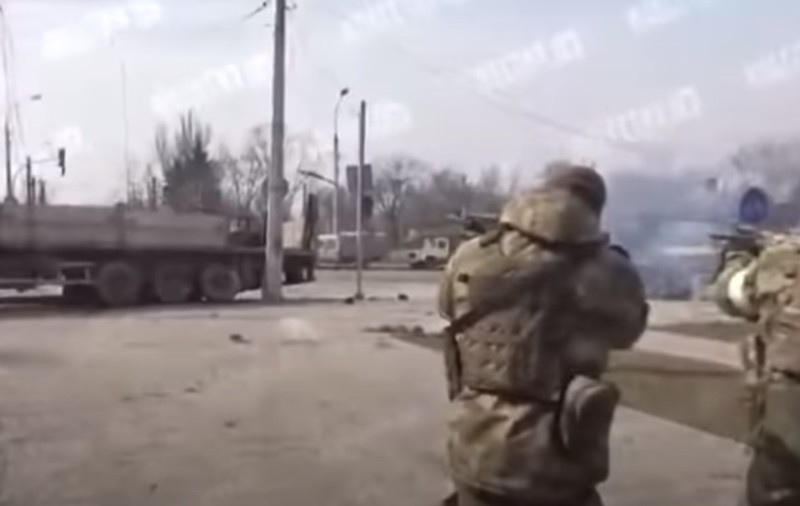 Filmare virală cu luptători ceceni care trag într-un semafor: „O bătălie aprigă între kadîroviți și semaforul Bandera”