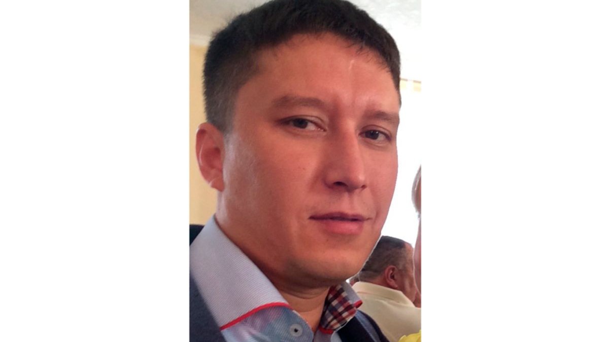 Un bărbat tânăr, îmbrăcat la cămașă și sacou. El este directorul companiei de transport Tattranskom, Iliaș Gimadutdinov, mort într-un accident de elicopter, în Rusia, 7 ianuarie 2026