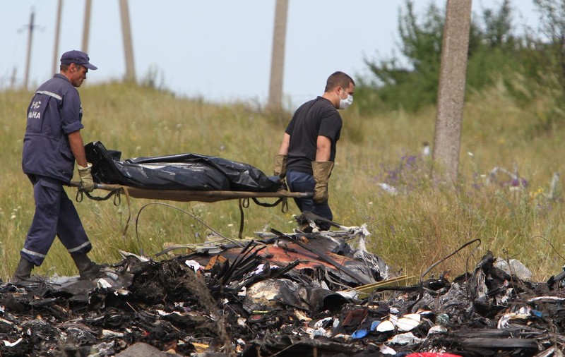AVION PRĂBUŞIT în UCRAINA | Un reporter, filmat în timp ce cotrobăia prin bagajele victimelor zborului MH17 | VIDEO