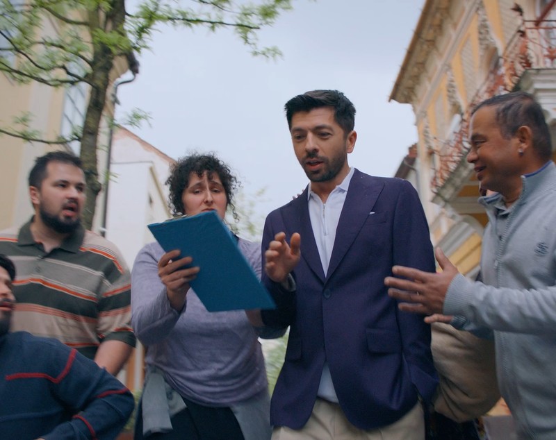 Ce se întâmplă după ce Mircea Bravo câștigă marele premiu la loto: „Ne-am imaginat deseori”. Imagini din filmul „Băiat de milioane”
