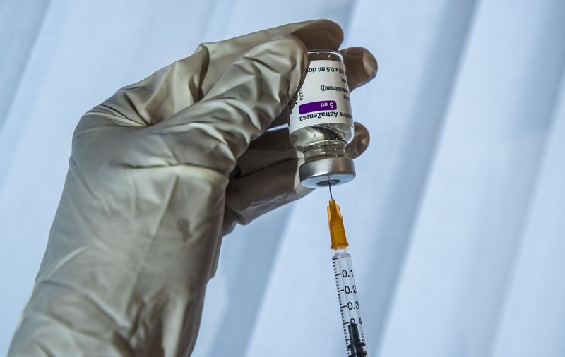 Istoria tulburată a vaccinului AstraZeneca: primit cu brațele deschise în Marea Britanie, privit cu reticență în UE