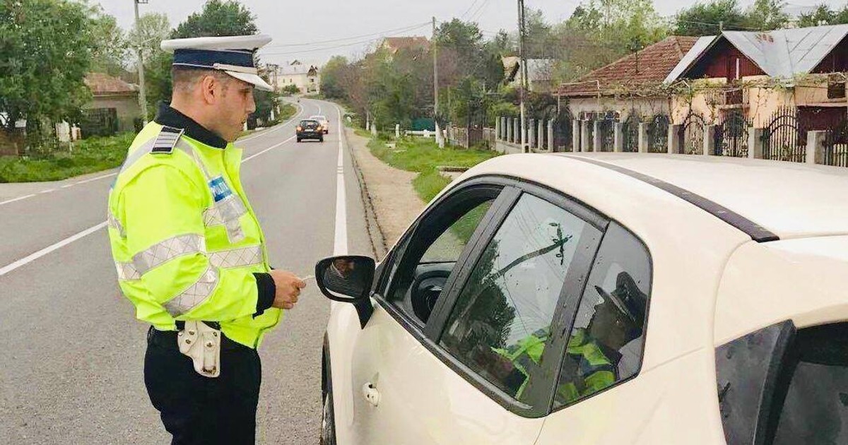 Dialogul dintre un polițist și un șofer. Polițist rutier care a oprit un șofer cu un SUV alb pe dreapta