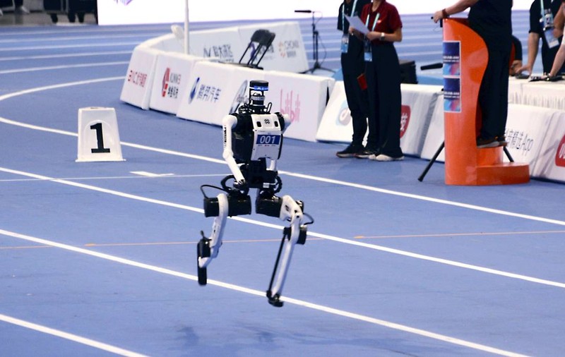 Moment istoric la Beijing: un robot umanoid a spulberat recordul mondial al lui Usain Bolt la proba de 100 de metri