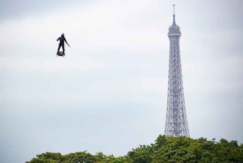 Franky Zapata a zburat în apropierea Turnului Eiffel, de ziua națională a Franței / foto: EPA