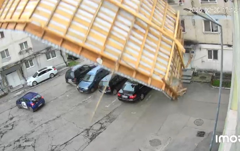 Acoperiș smuls de vânt de două ori în doi ani și prăbușit peste mașinile parcate, în Bistrița. Momentul a fost filmat