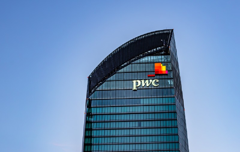 PwC taie masiv locuri de muncă în vest și mută departamente întregi în România și Polonia
