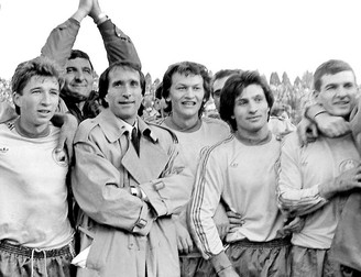 NOIEMBRIE 1989 - Nationala Romaniei dupa victoria cu scorul de 3 -1 impotriva Danemarcei. In imagine, Silviu Lung, Dan Petrescu, Rica Raducanu, Valentin Ceausescu, Danut Lupu, Iosif Rotariu si Ioan Ovidiu Sabau.