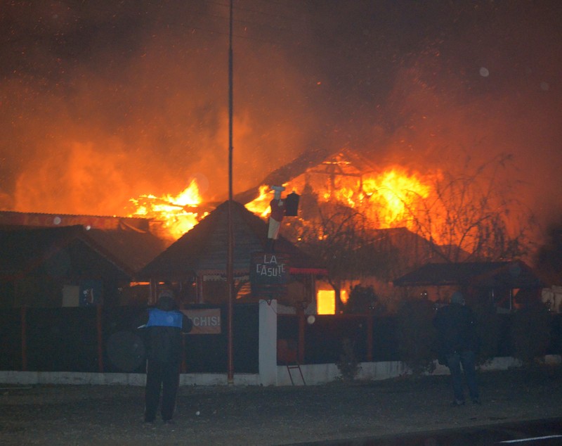 Un han a fost distrus din temelii de un incendiu devastator GALERIE FOTO
