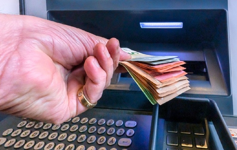 Un angajat cu salariu de 480 de euro a primit 330 de salarii în cont, din greșeală, nu s-a mai dus la muncă și a rămas cu banii, în Chile