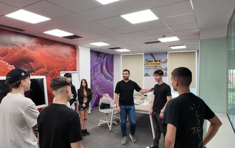 De ce fac adolescenții lucruri pe care, în realitate, nici măcar nu și le doresc?