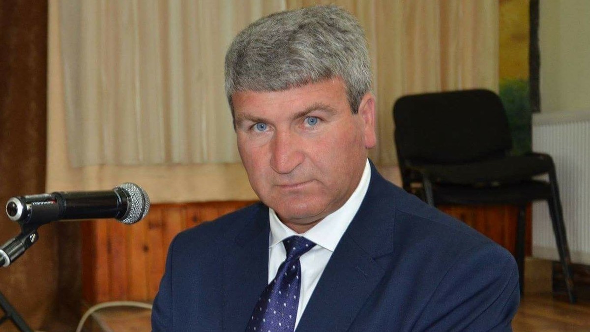Ion Popică, românul din conturile căruia au fost furați un milion de euro este consilier local într-o comună din Sibiu. S-a îmbogățit din tranzacții cu terenuri și a cerut ca Poliția să își anunțe raziile. Nelu Popică în costum