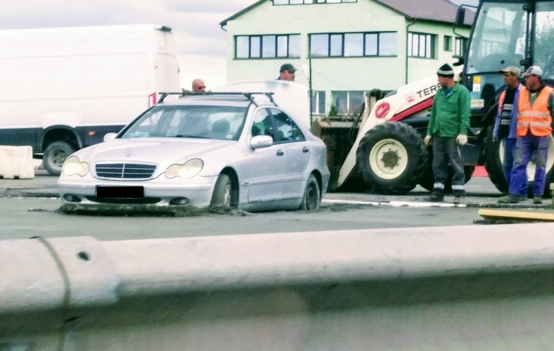 Mașină blocată în beton pe Centura Capitalei. Tronsonul a fost inaugurat în urmă cu trei săptămăni