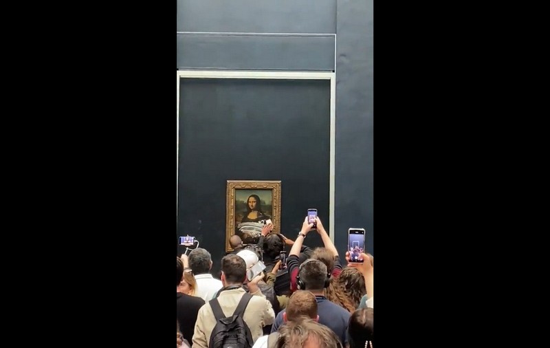 Un vizitator al Muzeului Luvru a aruncat cu o prăjitură în Mona Lisa, opera lui Leonardo da Vinci
