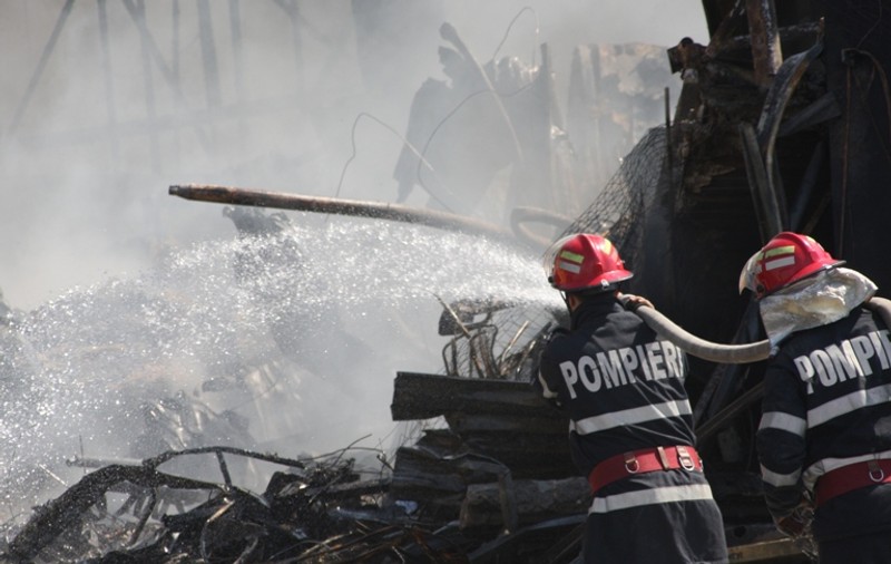 Incendiu teribil în Suceava. 7 case ard şi focul se extinde