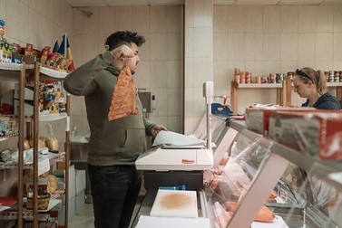 Daniel Rezban servește clienții, Carnicería Caraiman