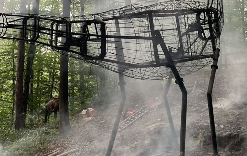 Incendiu la Dino Parc din Râşnov. Un dinozaur de zece metri a luat foc. VIDEO